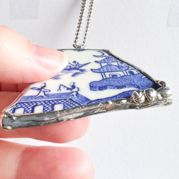 Handmade repurposed ceramic shard necklace with Asian theme - Picture 16 of 16